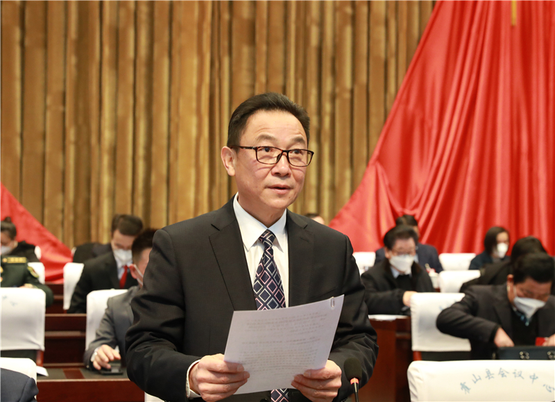 县人大常委会主任尹如江主持会议.jpg