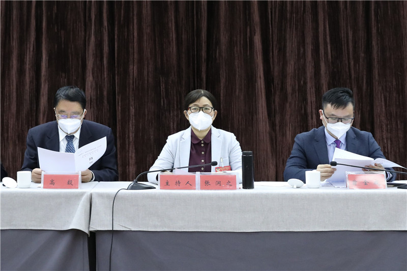 主持会议 (2).jpg
