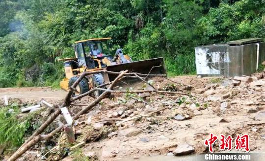 安徽省六安市霍山县对受损道路进行清理。　张金柱 摄