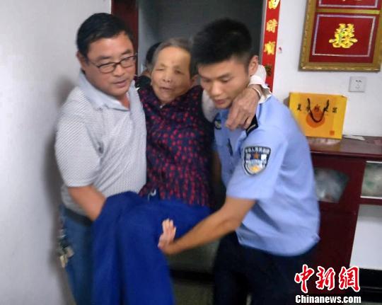 安徽省六安市霍山县民警转移老人。　张金柱 摄