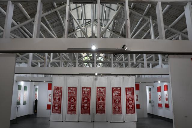「皖·游記」莫把丹青等闲看丨神秘大别山腹地，探访仙人冲画家村