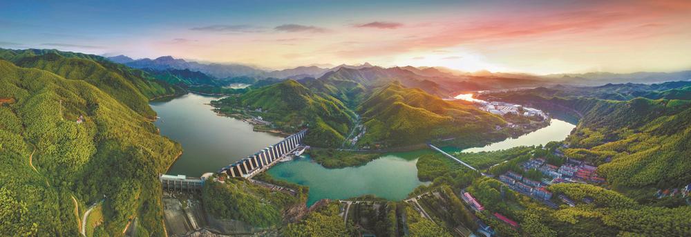 霍山县佛子岭水库，宛如一块翡翠镶嵌在群山之间，美不胜收。本报通讯员 李学梅 摄.jpg