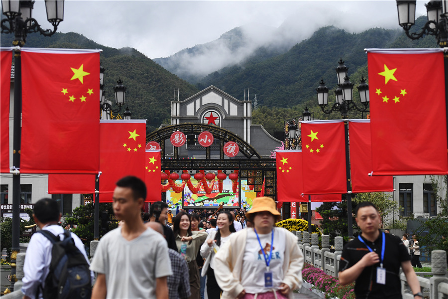 安徽霍山六万情峡小镇悬挂国旗，节日气氛浓郁。