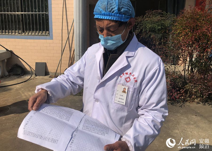 村医老何的登记表上，密密麻麻地记录着外地返村村民的体温。江雨摄