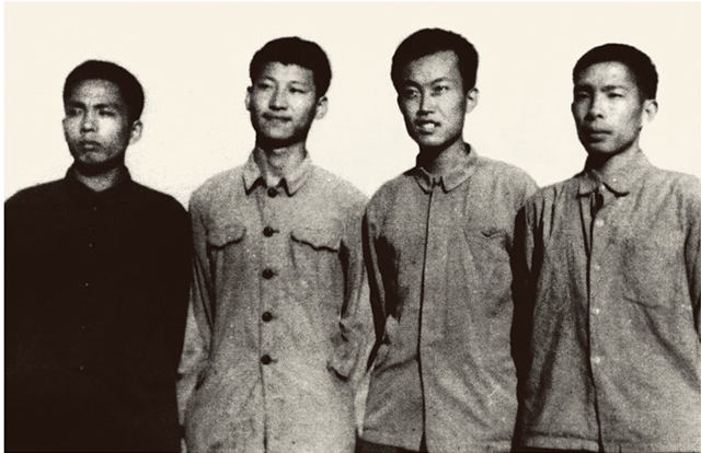 这是1973年上山下乡时期，习近平(左二)在陕西延川县。