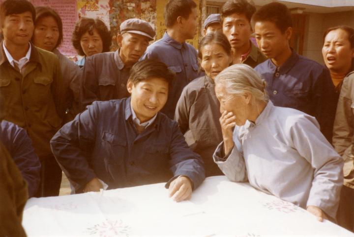 这是1983年，时任河北正定县委书记的习近平(前排居中)，临时在大街上摆桌子听取老百姓意见。