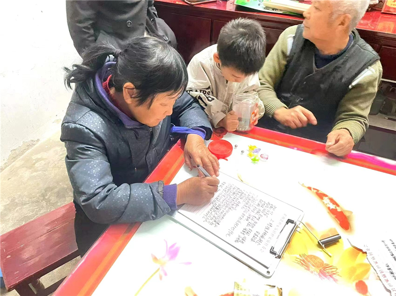 图为但家庙村农户签订土地流转协议.jpg