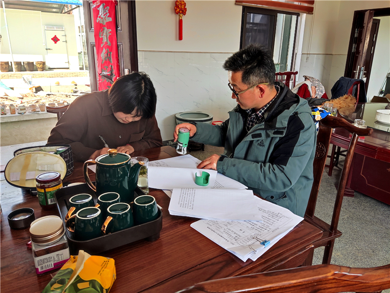 图为镇农经辅导员入户走访并宣传“惠商纾困贷”.jpg