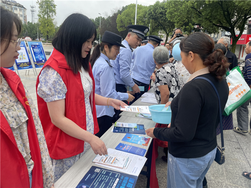 联合公安部门开展国防知识宣传活动.jpg