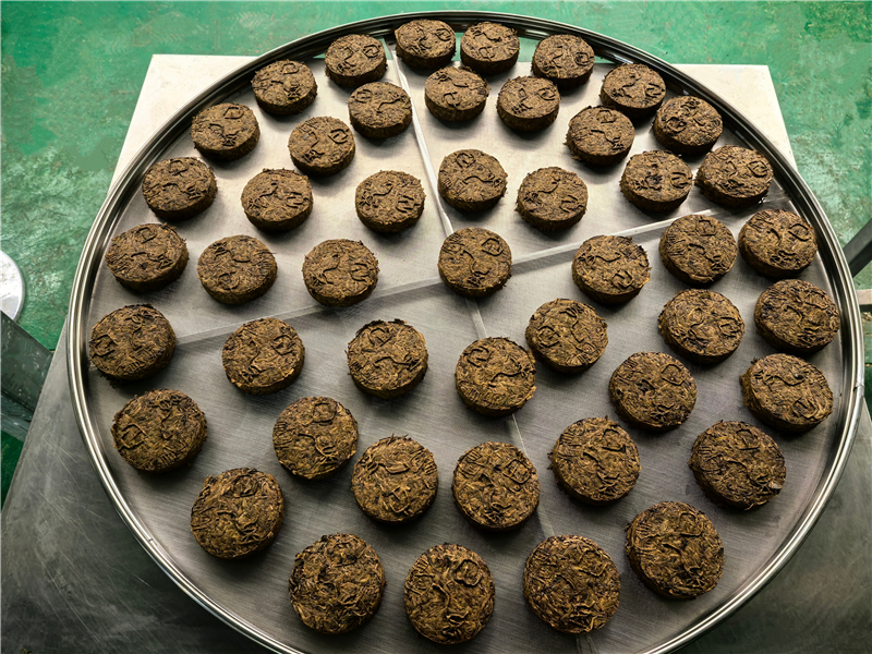 运用“霍山古法蒸青茶制作技艺”制成的茶饼.jpg