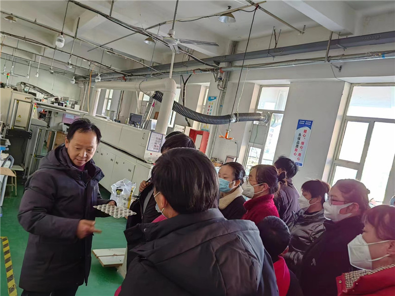 企业负责人向求职者现场模拟招聘岗位工作.jpg