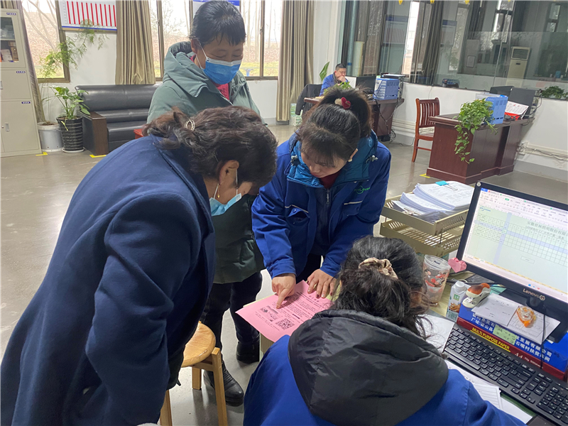 安徽世林集团求职人员现场办理入职手续.jpg
