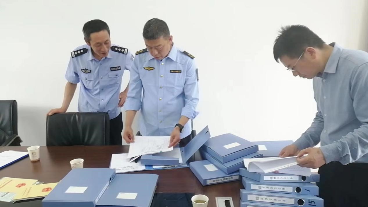 沈军民（左二）参加“五一”安全生产检查.jpg