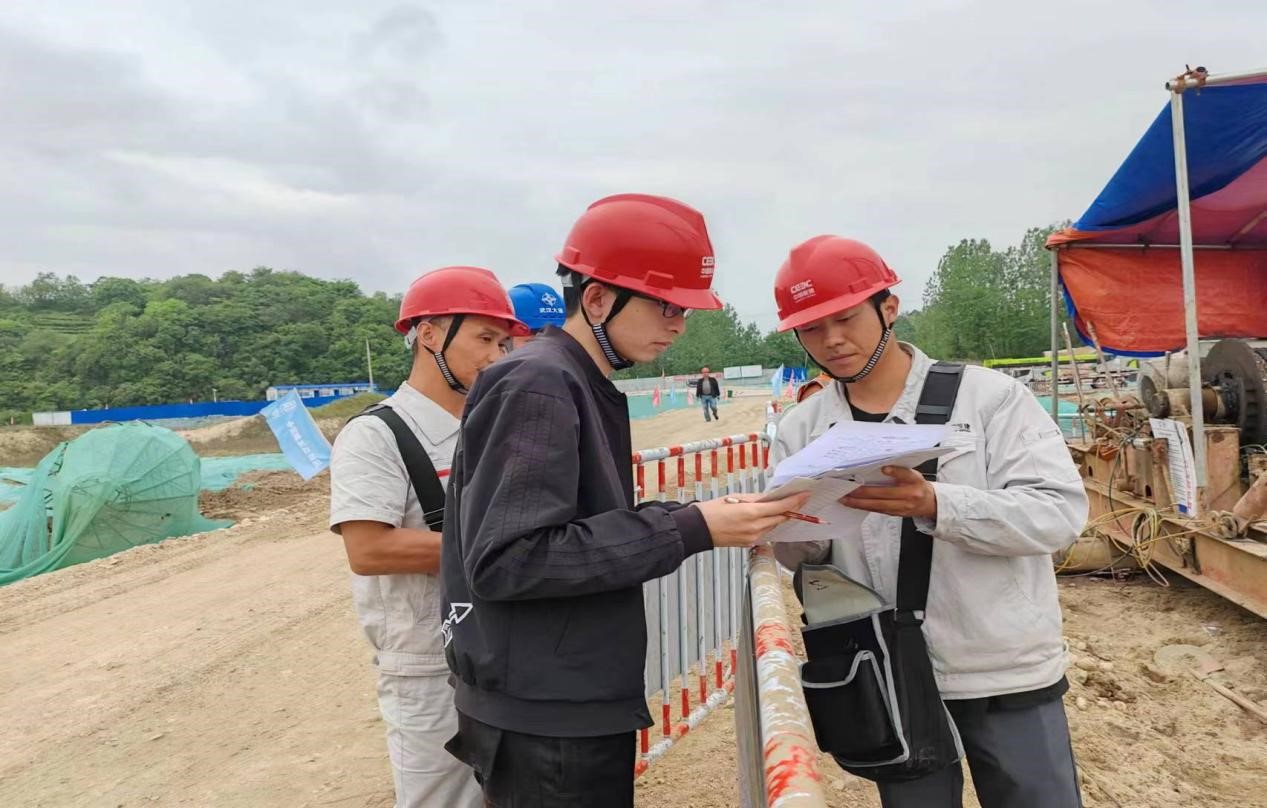 沈家宇（右二）“五一”和襄高速建设工地值班.jpg