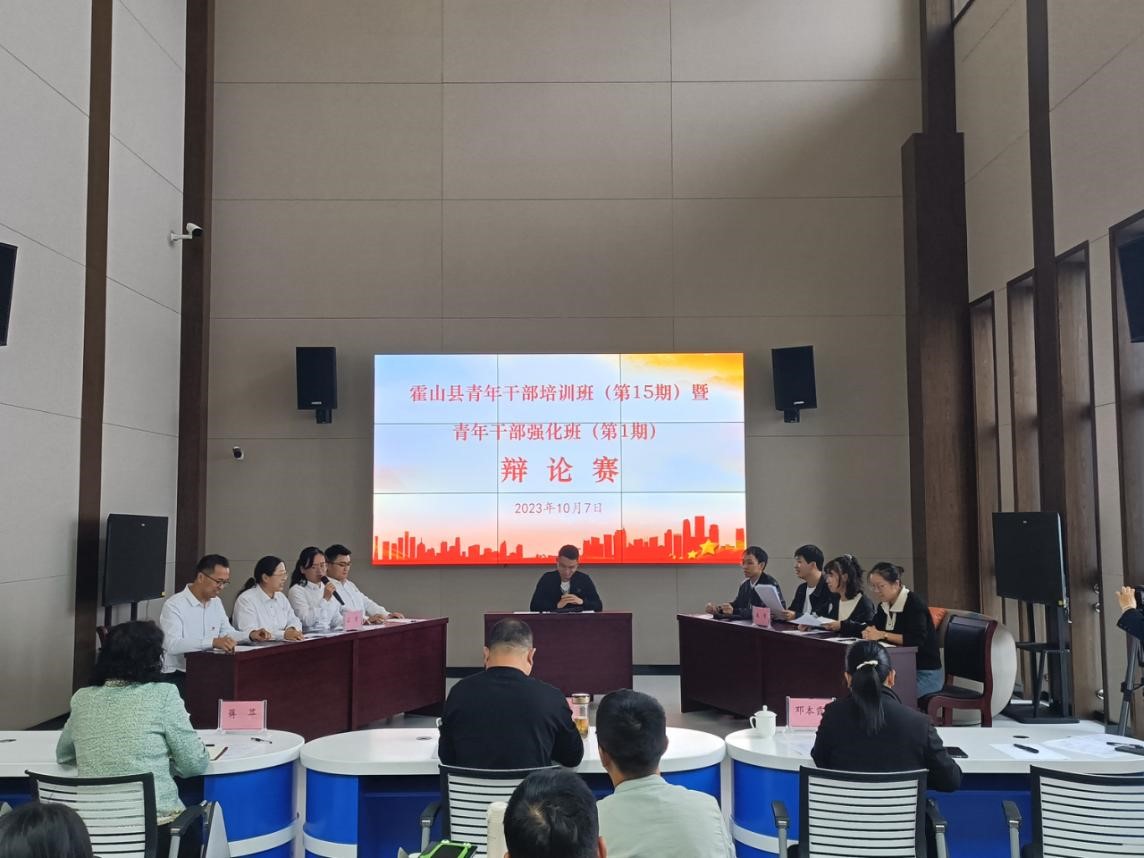 青年干部正在立论陈词.jpg